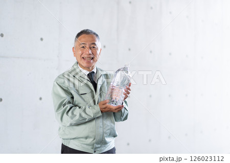 災害備蓄の飲料水を持ったベテラン職員の男性 126023112