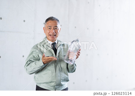 災害備蓄の飲料水を持ったベテラン職員の男性 災害備蓄の飲料水を持ったベテラン職員の男性 126023114