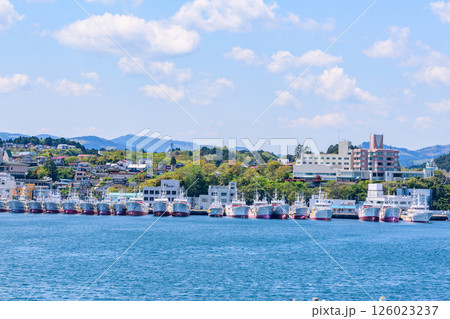 漁港の春 船と海と 漁港の春 船と海と 126023237