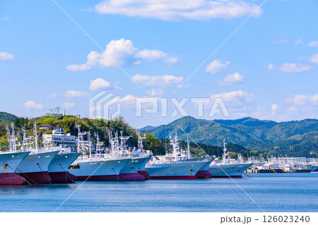 漁港の春 船と海と 漁港の春 船と海と 126023240