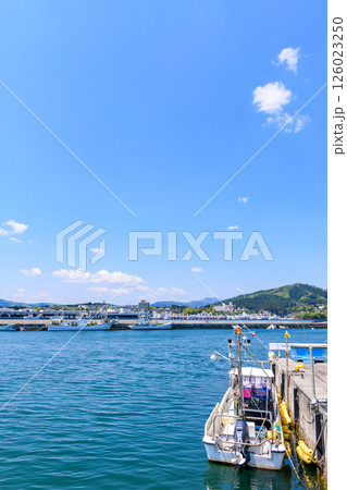 漁港の春 船と海と 漁港の春 船と海と 126023250