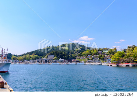 漁港の春 船と海と 126023264