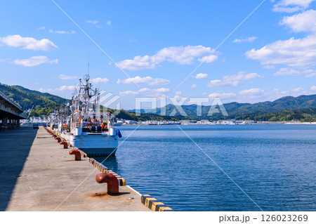 漁港の春 船と海と 126023269