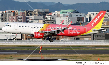 ベトジェットA321福岡空港アプローチ 126023776