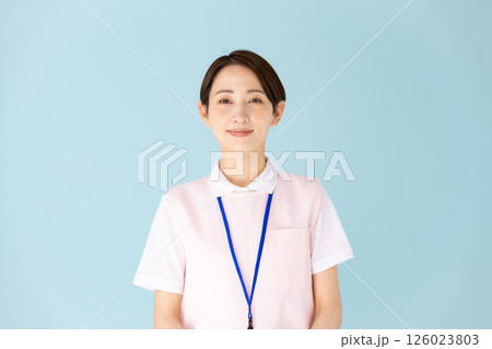 エプロンの女性　介護士　保育士　医療 126023803