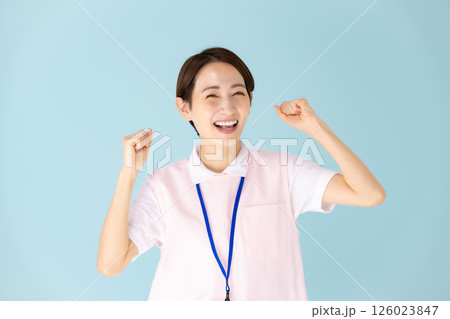 エプロンの女性　介護士　保育士　医療　ガッツポーズ 126023847