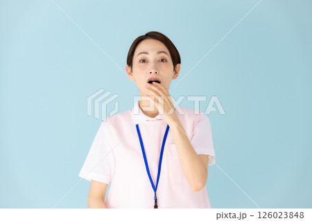 エプロンの女性　介護士　保育士　医療　驚く 126023848