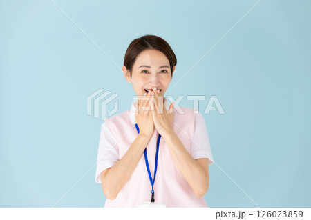 エプロンの女性　介護士　保育士　医療　驚く 126023859