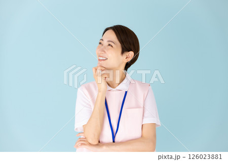 エプロンの女性　介護士　保育士　医療　企む 126023881