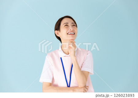 エプロンの女性　介護士　保育士　医療　企む 126023893