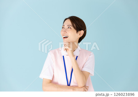 エプロンの女性　介護士　保育士　医療　企む 126023896