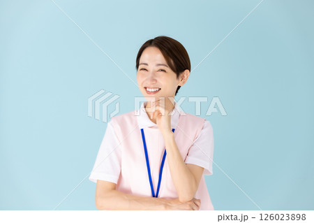 エプロンの女性　介護士　保育士　医療　企む 126023898