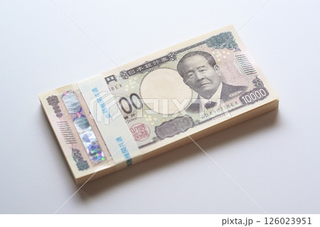 渋沢栄一の新紙幣 一万円札の束 126023951