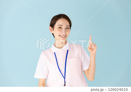 エプロンの女性　介護士　保育士　医療　指差し 126024010
