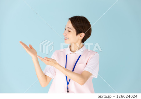 エプロンの女性　介護士　保育士　医療　手かざし 126024024