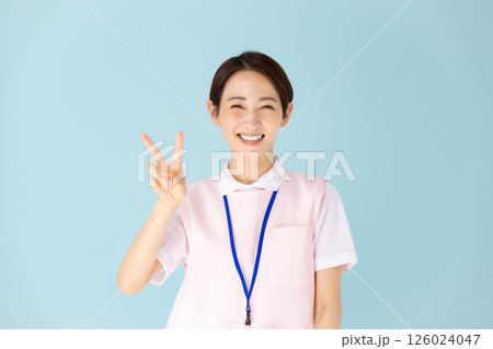 エプロンの女性　介護士　保育士　医療　ピース 126024047
