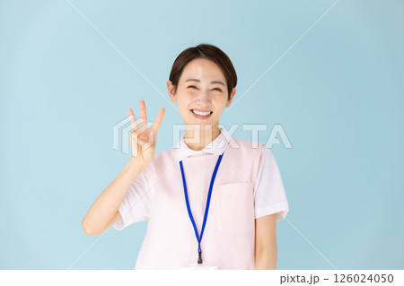 エプロンの女性　介護士　保育士　医療　3 126024050