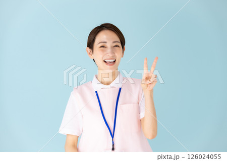 エプロンの女性　介護士　保育士　医療　ピース 126024055