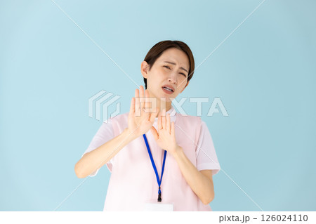 エプロンの女性　介護士　保育士　医療　お断り 126024110