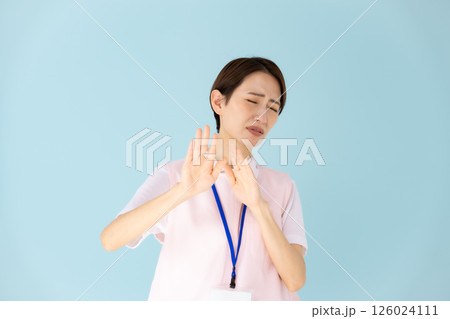 エプロンの女性　介護士　保育士　医療　お断り 126024111