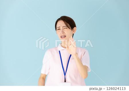 エプロンの女性　介護士　保育士　医療　お断り 126024113