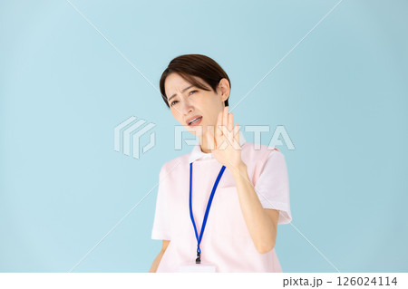 エプロンの女性　介護士　保育士　医療　お断り 126024114