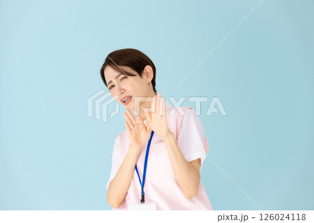 エプロンの女性　介護士　保育士　医療　お断り 126024118