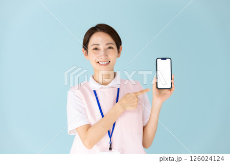 エプロンの女性　介護士　保育士　医療　スマホ 126024124