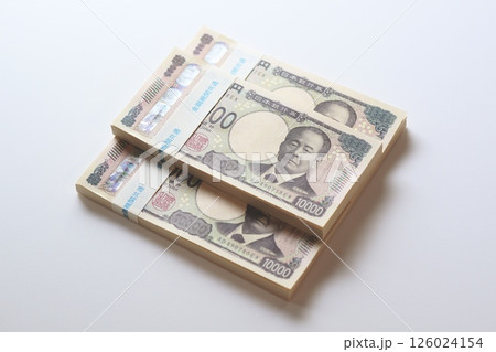 積み重ねられた一万円札の札束 126024154