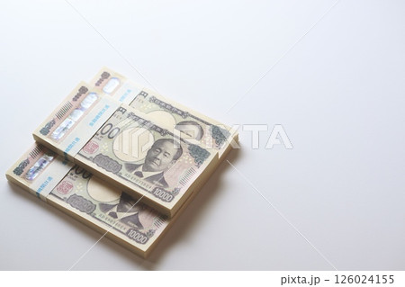 積み重ねられた一万円札の札束 126024155