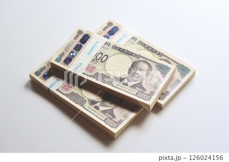 積み重ねられた一万円札の札束 積み重ねられた一万円札の札束 126024156