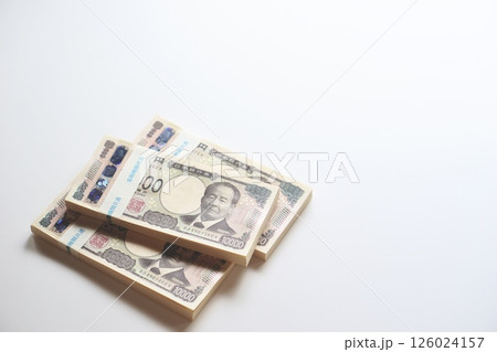 積み重ねられた一万円札の札束 積み重ねられた一万円札の札束 126024157