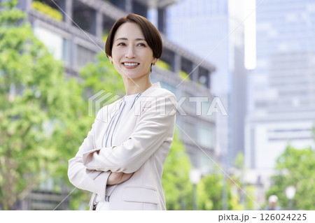 ビジネス　オフィス街を歩く女性 126024225