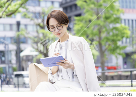 ビジネス　タブレットに書き込みをしている女性 126024342