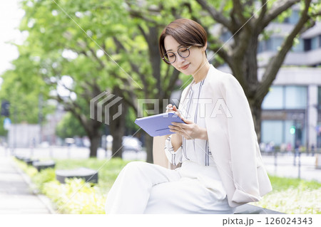 ビジネス　タブレットに書き込みをしている女性 126024343