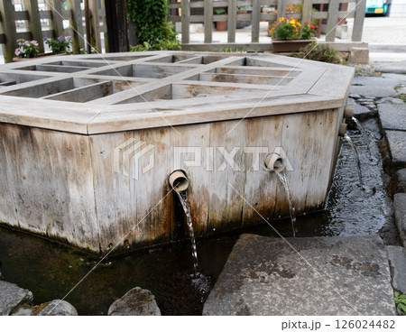 Wooden spring water well in the town of Matsumoto, Japan 126024482