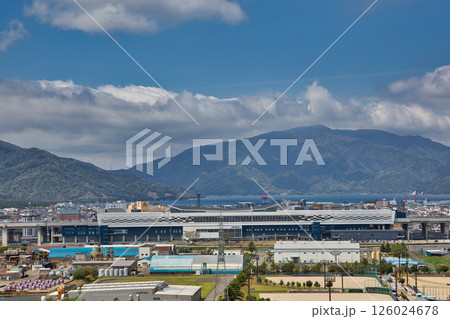 JR敦賀駅と敦賀湾を望む JR敦賀駅と敦賀湾を望む 126024678