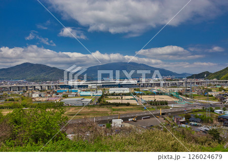 JR敦賀駅と敦賀湾を望む JR敦賀駅と敦賀湾を望む 126024679