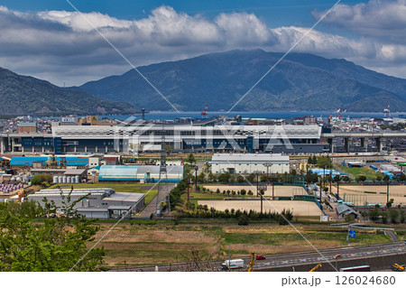 JR敦賀駅と敦賀湾を望む JR敦賀駅と敦賀湾を望む 126024680