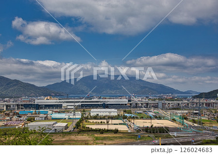 JR敦賀駅と敦賀湾を望む 126024683