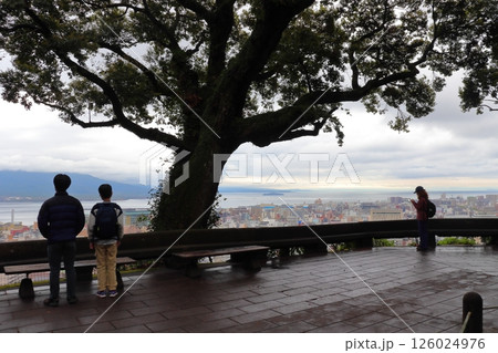城山展望台から眺める男の子達と女性 曇り空 城山展望台から眺める男の子達と女性 曇り空 126024976