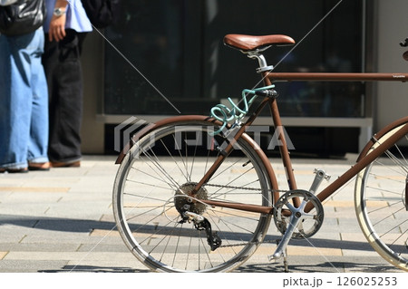 歩道に止められた自転車 126025253