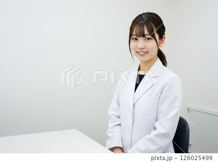 知的な研究者のイメージ 126025499