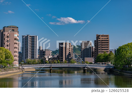 広島市の川辺の風景　猿猴橋から見た段原の川辺の風景 126025528