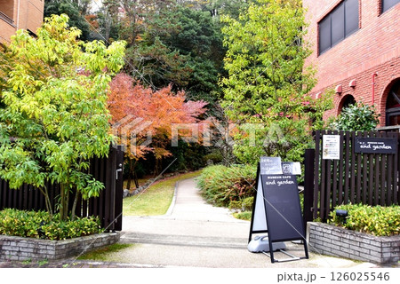 湯河原町　町立湯河原美術館庭園入口と紅葉 126025546