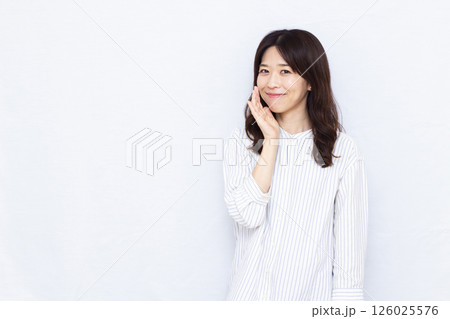 笑顔でささやく女性 126025576