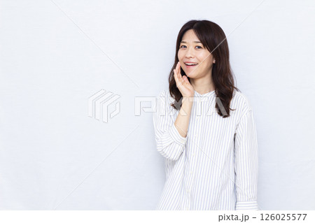 笑顔でささやく女性 笑顔でささやく女性 126025577