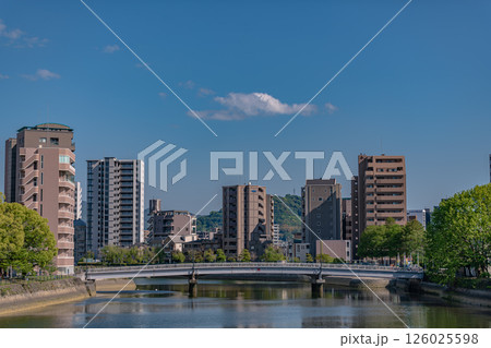 広島市の川辺の風景　猿猴橋から見た段原の川辺の風景 126025598