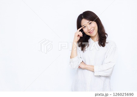 笑顔で悩んでいる女性 126025690