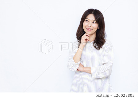 笑顔で考えている女性 笑顔で考えている女性 126025803